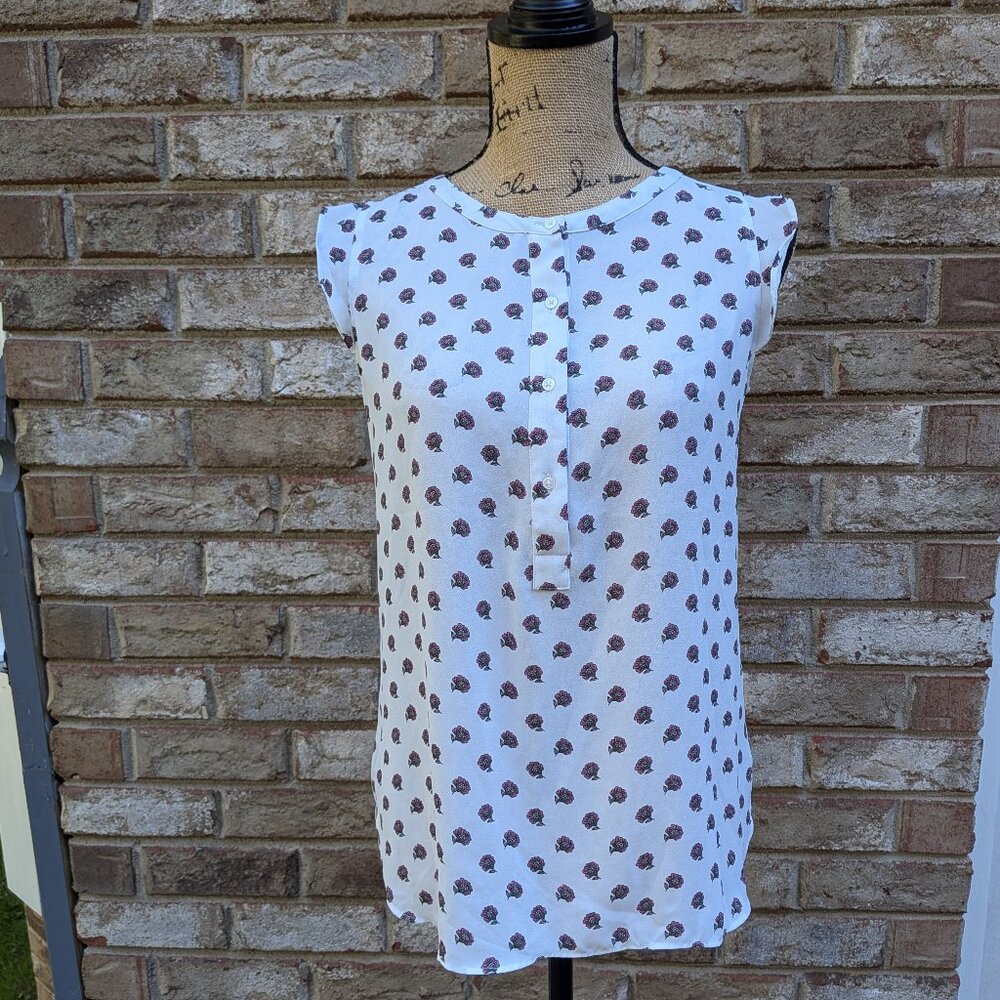 ⭐ Ann Taylor LOFT Outlet White Floral Henley Top With Ruffle Sleeves XS